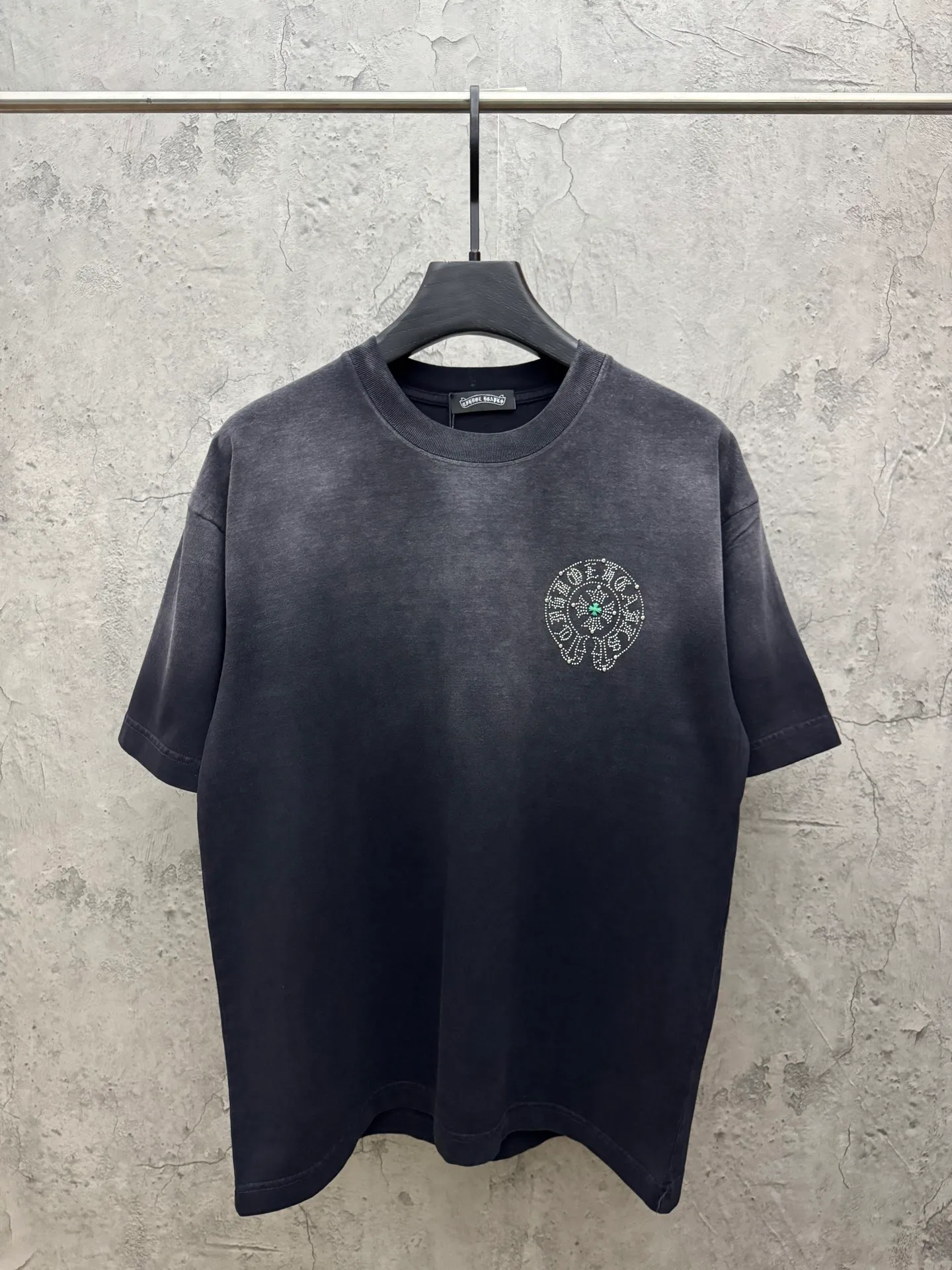P210 top version, real shot without P, ​​different from market currency) 𝗖𝗵𝗿𝗼𝗺𝗲 𝗛𝗲𝗮𝗿𝘁𝘀/Croxin 2026 Spring New Original Single Counter American Washed Rivet Color Diamond Couple Short Sleeves 👑The highest version! Customized fabric 320 grams, washed and fried, spray horse slip craft, best-selling model at the counter, very comfortable to wear. Accessories: original molded and authenticated collar label ➕ 100% silk wash label. Genuine purchase-grade original hangtag➕matching hanging rope➕3D hanging beads➕original packaging bag. Craftsmanship: The original version has consistent wiring! The highest version of the armhole matching technique! Color: Red Black Size: M L XL 2XL Style No.: 2061